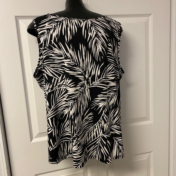 Black and White sleeveless zippered Top 2X - Picture 3 of 4